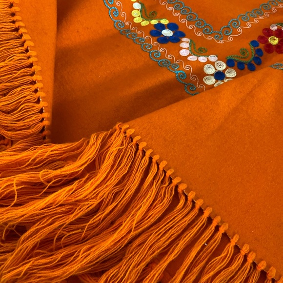 Authenic Ecuadorian wool and embroidered poncho - Picture 4 of 9